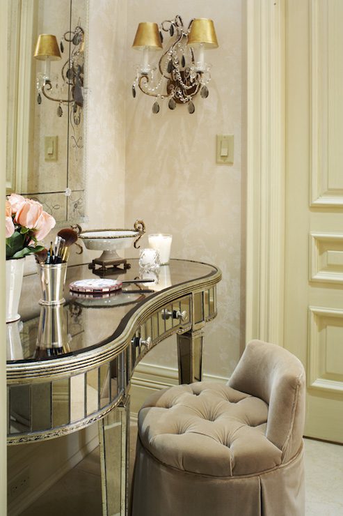  Go All Out With an Extravagant Mirrored Vanity Desk